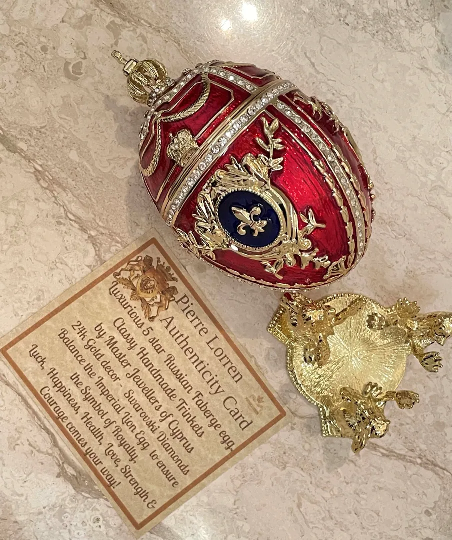 5 Valentine's Day Gifts for Her: 

1. Red Faberge Egg
2. Home Decor Faberge Style Egg
3. Swarovski Handmade Pure Gold Gift
4. Luxury Jewelry Box
5. Elegant Keepsake Container