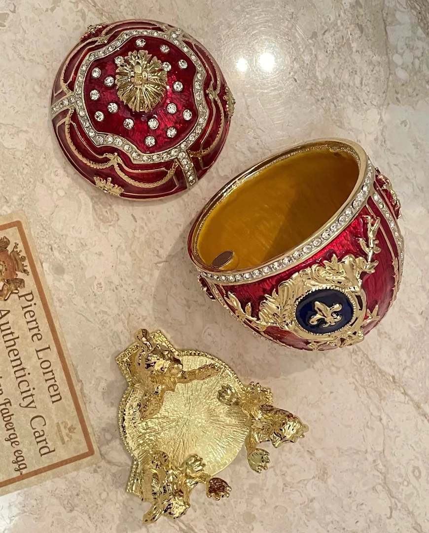 5 Valentine's Day Gifts for Her: 

1. Red Faberge Egg
2. Home Decor Faberge Style Egg
3. Swarovski Handmade Pure Gold Gift
4. Luxury Jewelry Box
5. Elegant Keepsake Container